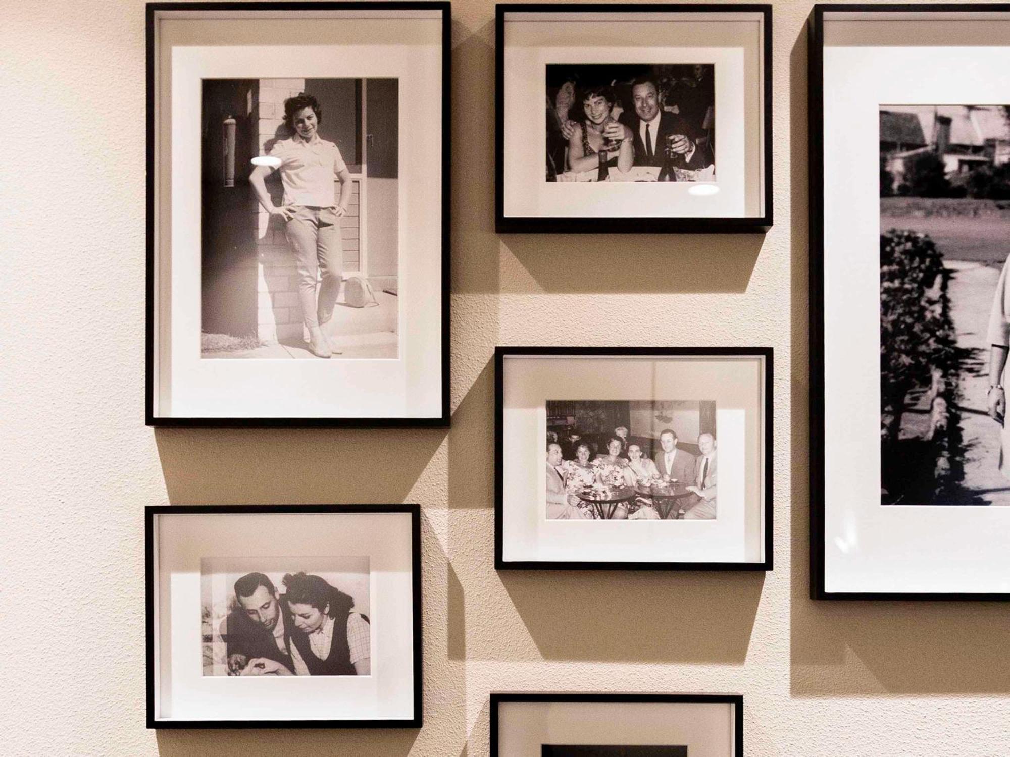 Pullman Melbourne City Centre Экстерьер фото Photographs mounted on a wall