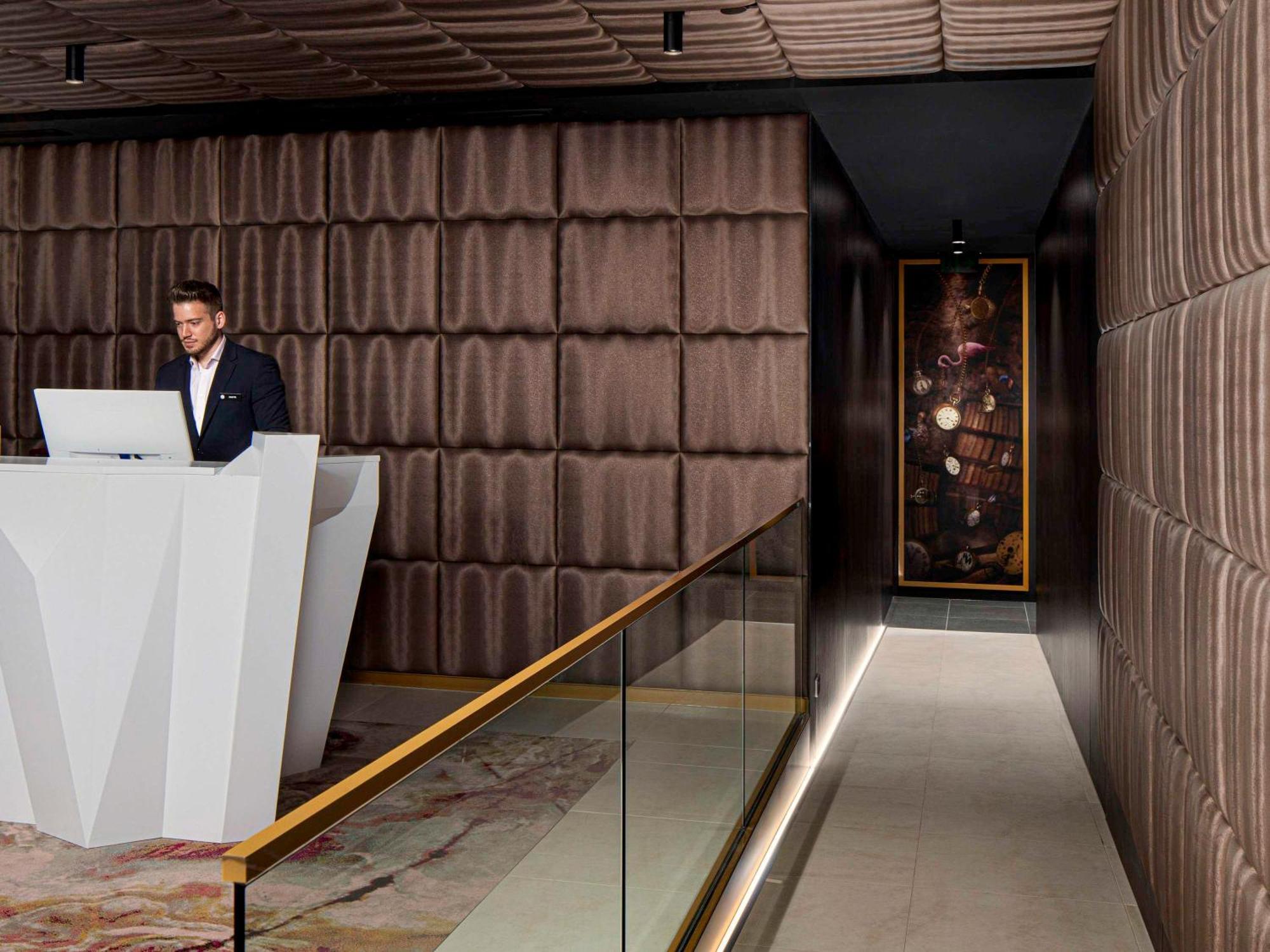 Pullman Melbourne City Centre Экстерьер фото The entrance to the hotel's private elevator