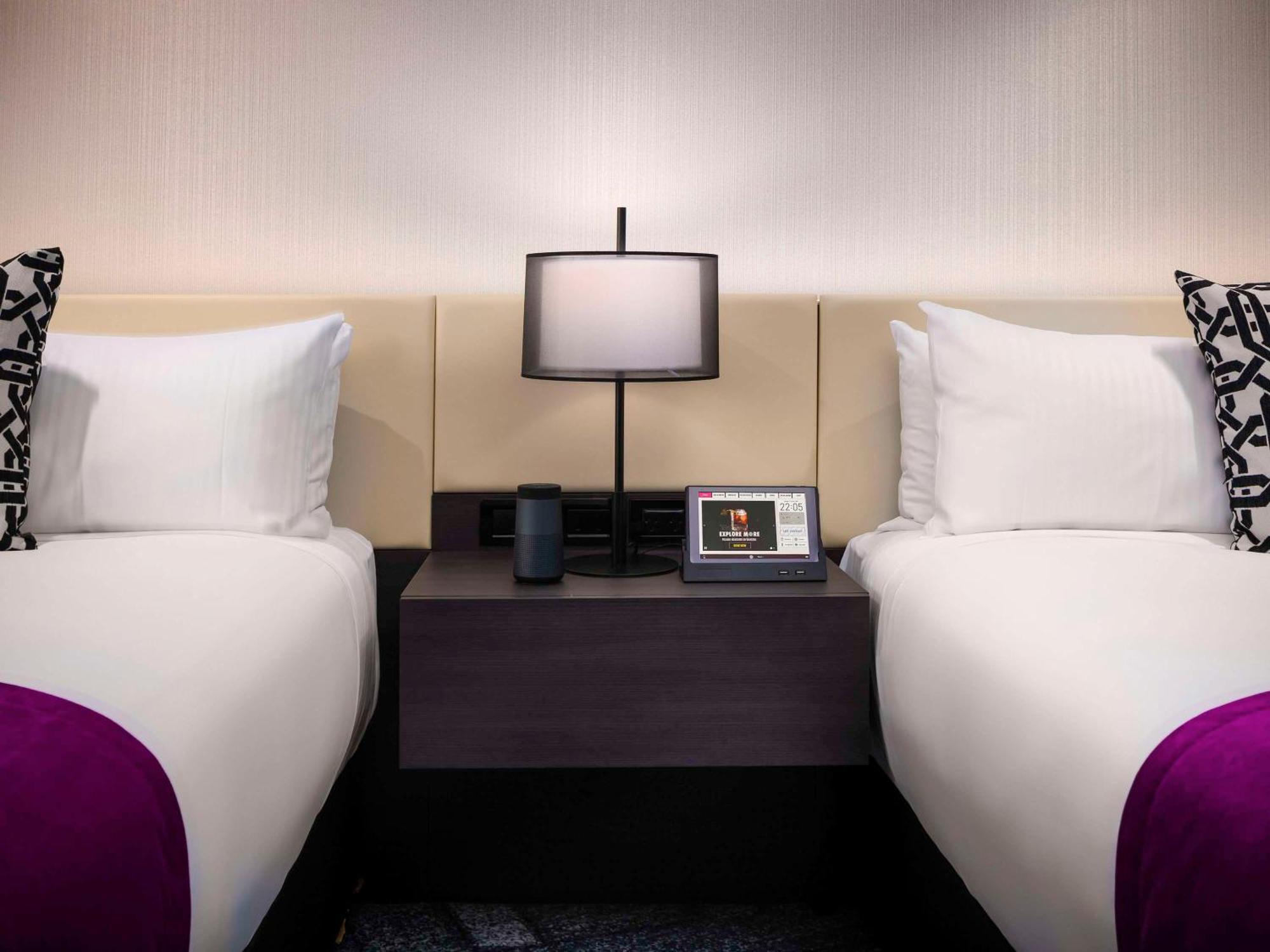 Pullman Melbourne City Centre Экстерьер фото A guest room at the Encore
