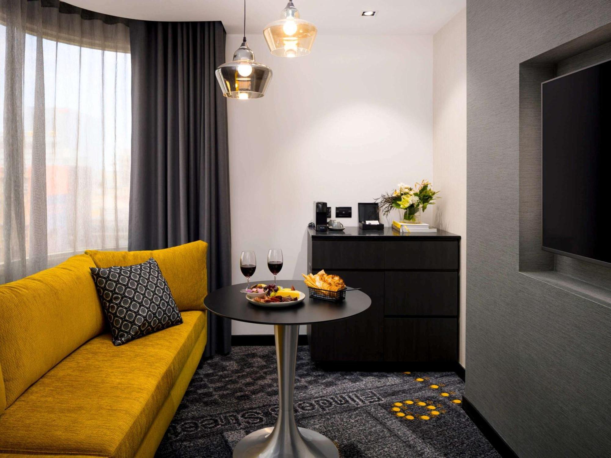 Pullman Melbourne City Centre Экстерьер фото A suite at the hotel