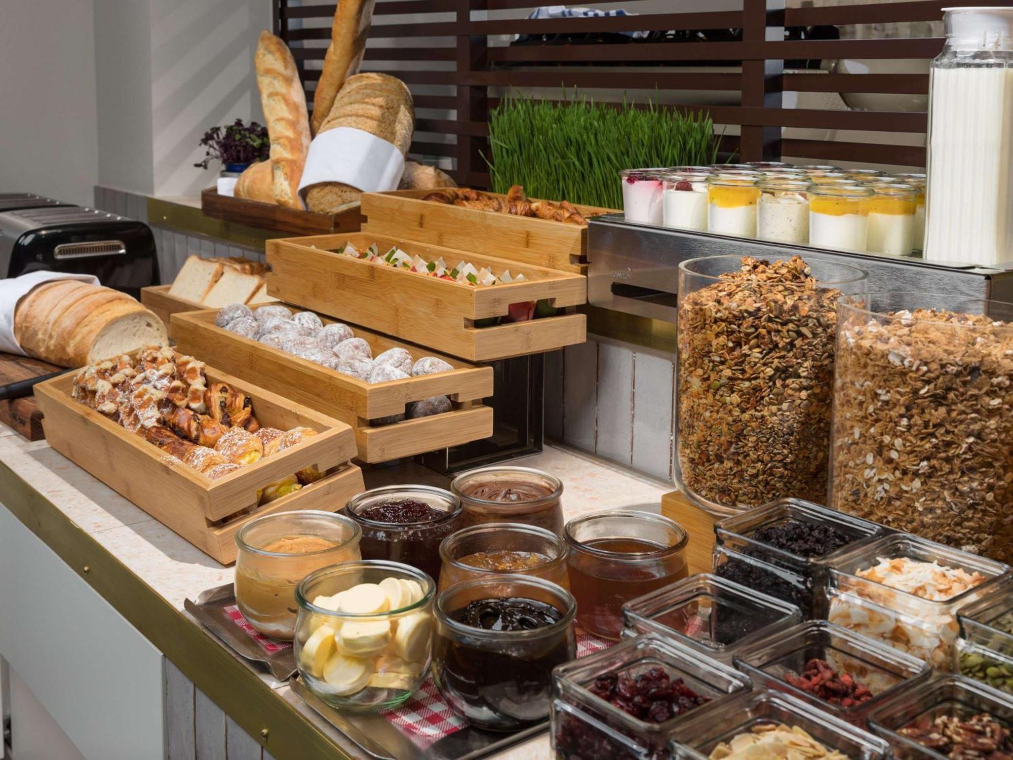 Pullman Melbourne City Centre Экстерьер фото A breakfast buffet