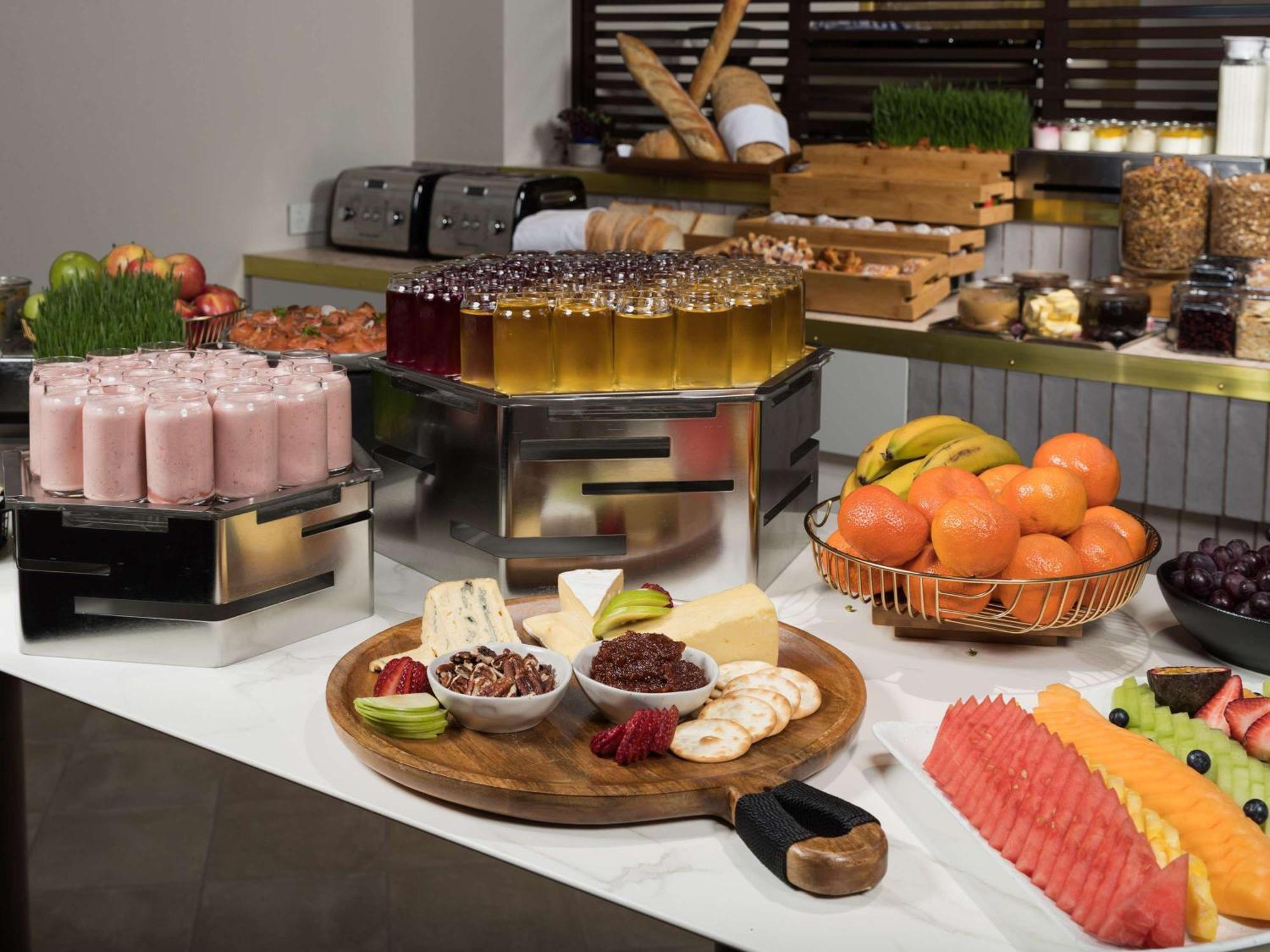 Pullman Melbourne City Centre Экстерьер фото A buffet at a hotel