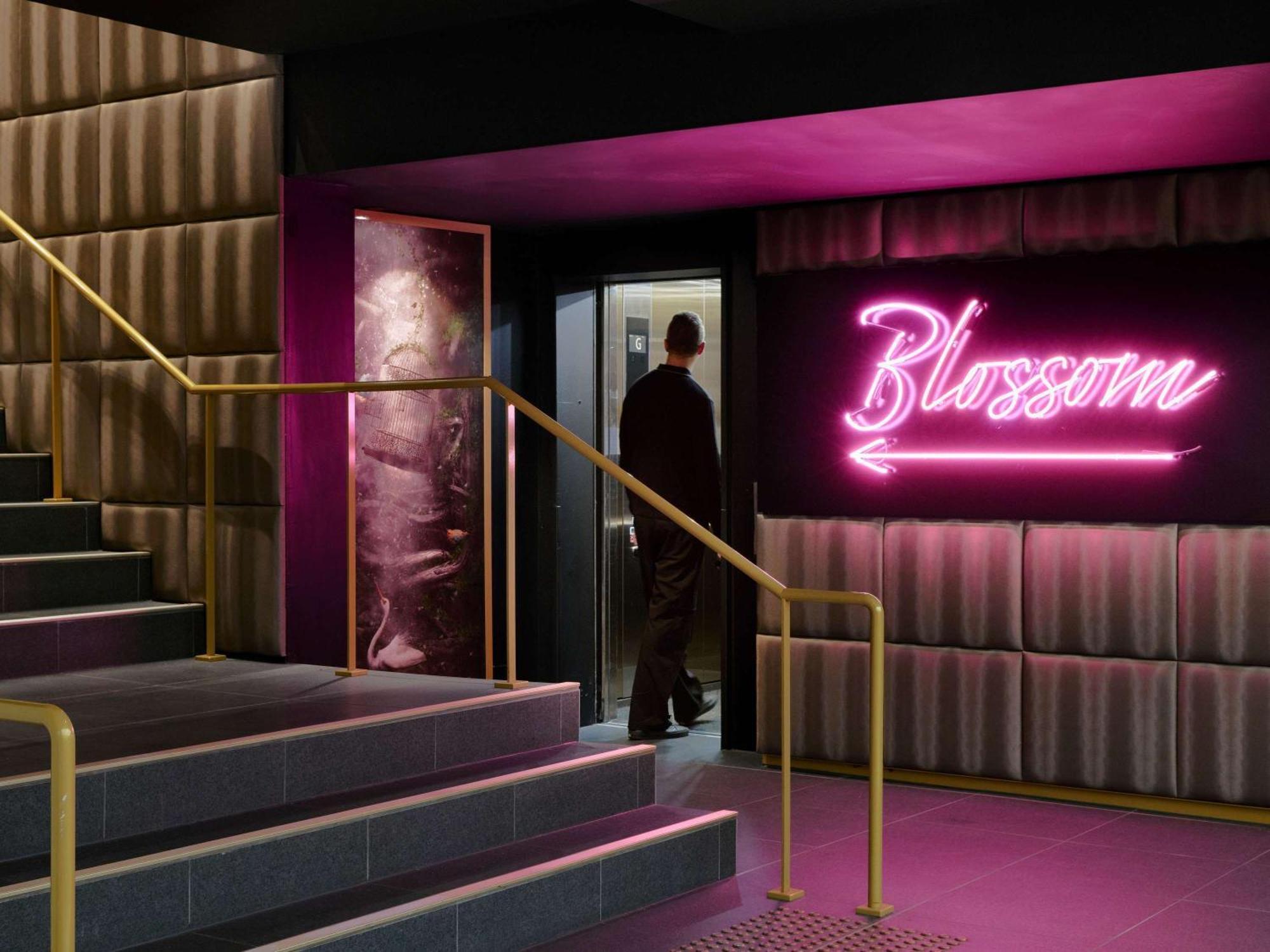 Pullman Melbourne City Centre Экстерьер фото The entrance to the nightclub