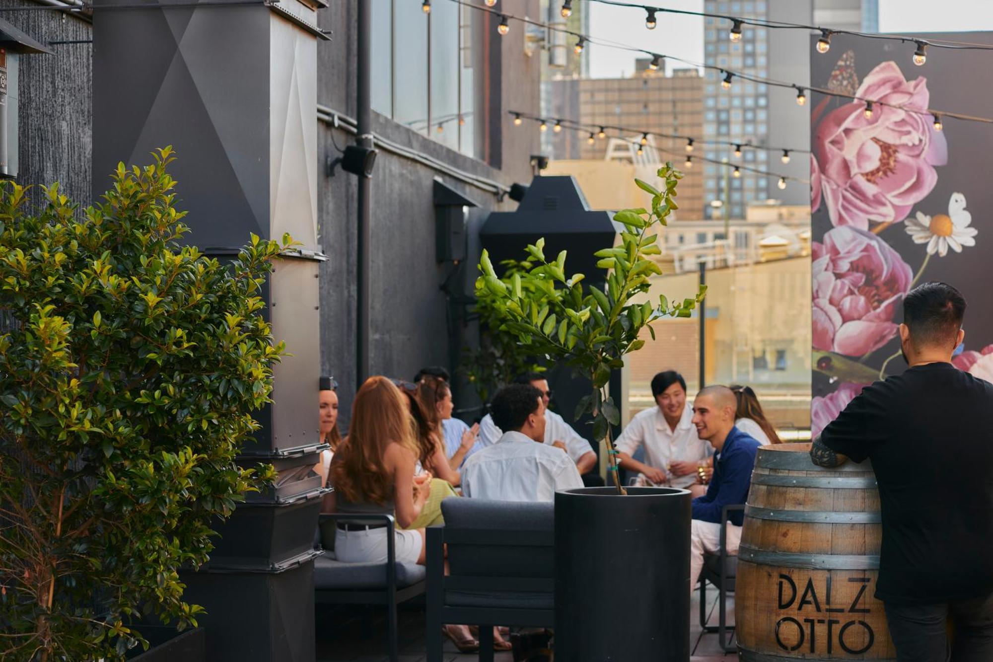 Pullman Melbourne City Centre Экстерьер фото The rooftop bar at the Hotel Indigo